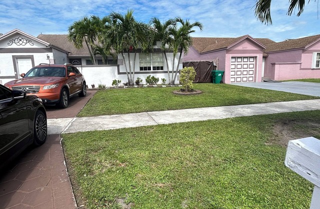 Spacious 4 bedroom house with a sofa-bed in wonderful Miami Gardens with AC.