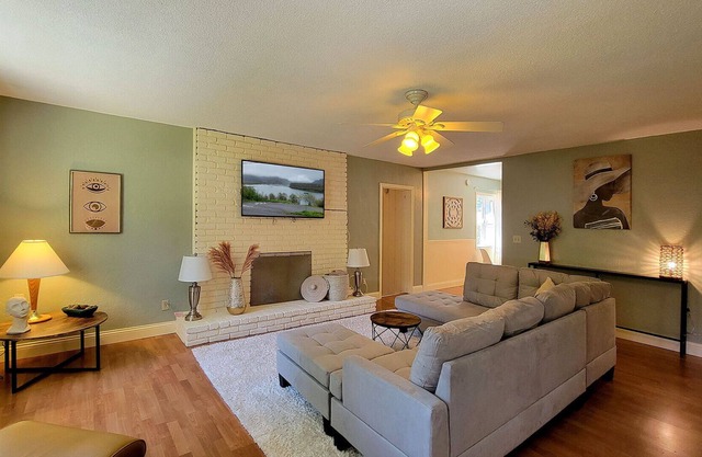 Spacious Home on Rogue River | Sleeps 10 | Soaking Tub