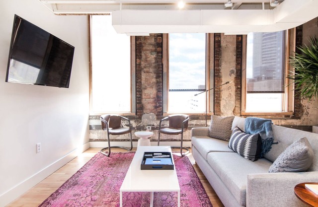 Spacious Loft, 2 Blocks from Broadway! (Loft 302)