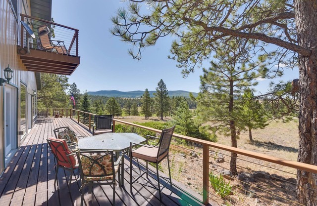 Spacious Mountain Home, 10 Mi to Angel Fire Resort