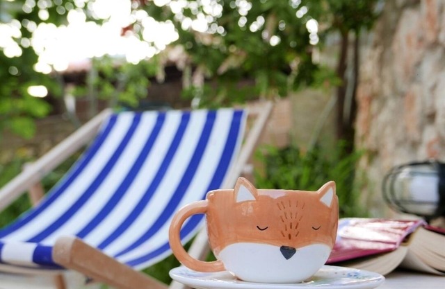 Spacious quad studio, w/sea view, garden, just 10' drive from the beach!