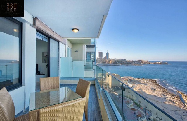 Spacious Seafront 3BR, Sliema
