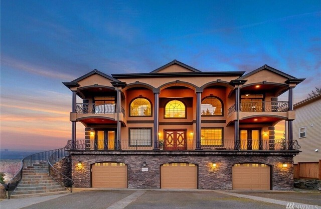 Spacious Villa with Indoor Sauna, Outdoor Hot tub, Mountain & Water views!