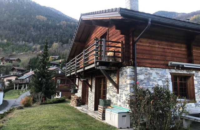 Spacious Wooden Chalet near Verbier with Jacuzzi!
