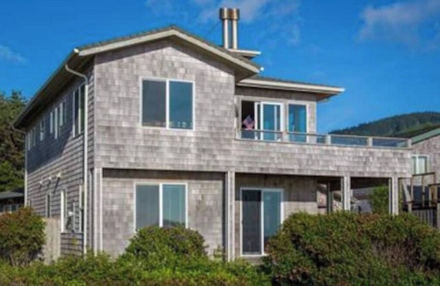 Spectacular oceanfront, dog-friendly home located in the heart of Yachats.