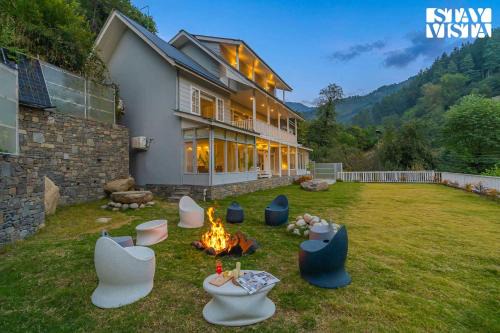 StayVista at Riverside Symphony -5BR Villa in Manali with Valley view, Bonfire, BBQ, WiFi