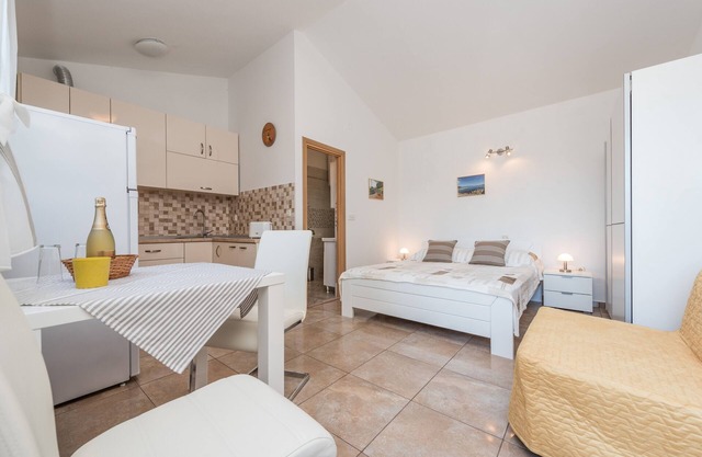 Studio flat near beach Seline, Paklenica (AS-6564-a)