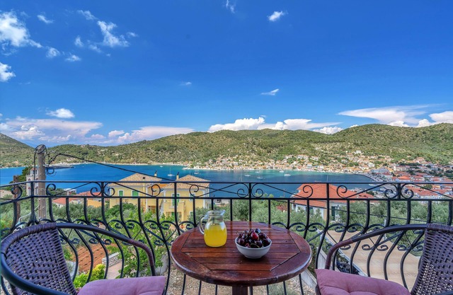 Studio 'Veronis 7' with Sea View, Shared Pool & Wi-Fi