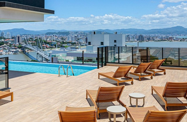 Studios Tower by Viva - Prédio com piscina e estacionamento no centro de Floripa