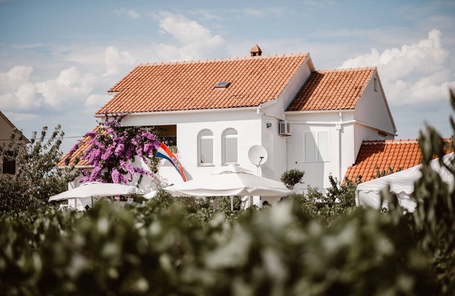 Stunning Apartment for 7 close to several beaches