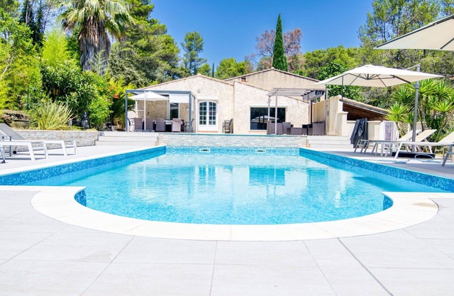 Stunning private villa for 11 people with WIFI, A/C, private pool, patio and parking
