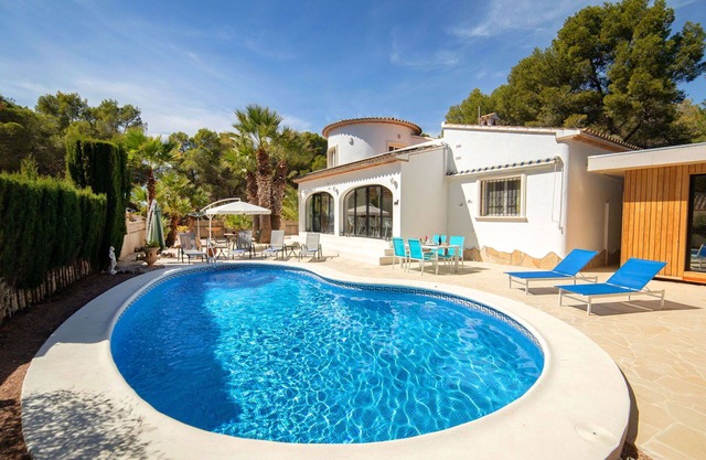 Stunning private villa for 12 people with WIFI, private pool, A/C, TV and patio