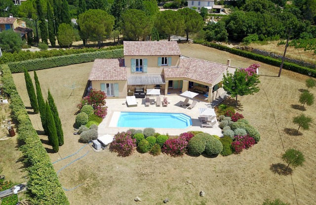 Stunning Provençal Villa, beautifully furnished with heated pool in 1.5 Acres