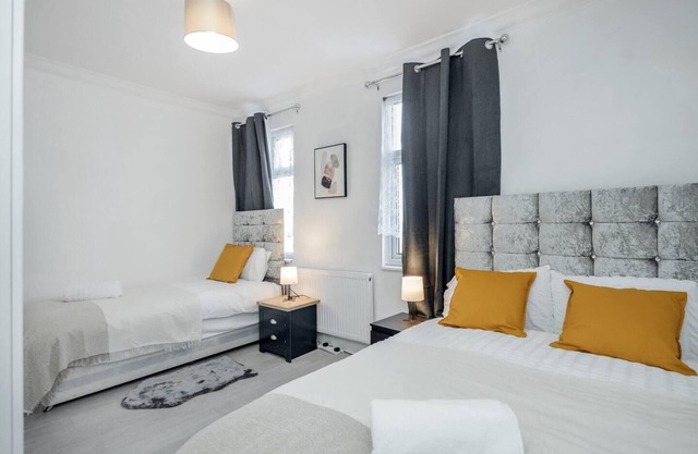 Stunning Top 2 Bed Flat Tilbury Central Location