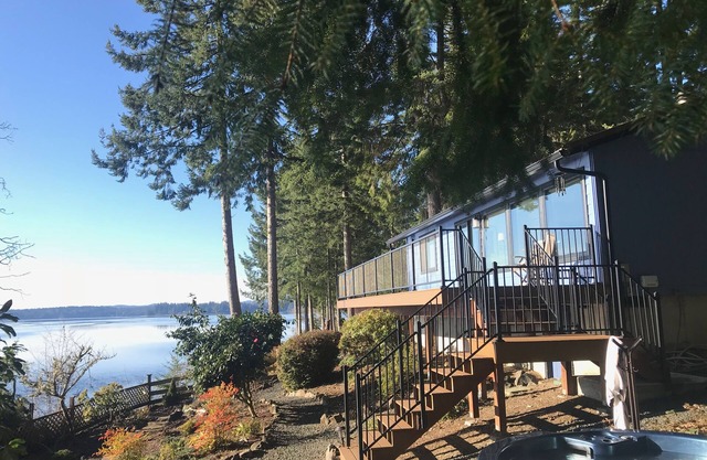 Stunning Waterfront - PNW Gem Hot Tub, Mountain Views, Fireplace