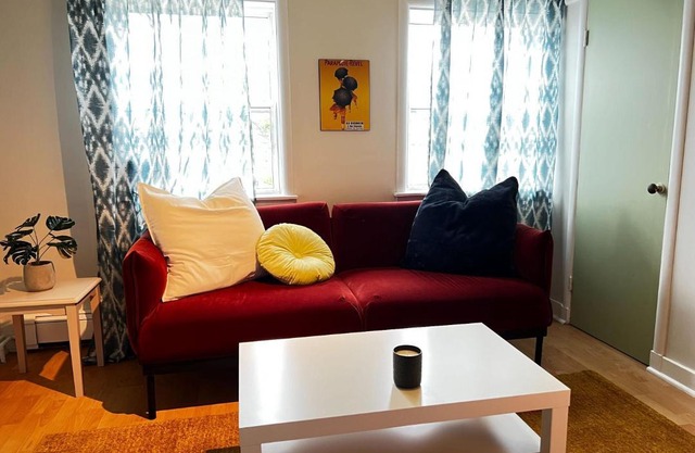 Stylish 1-BDRM Prime Location, Unit 2