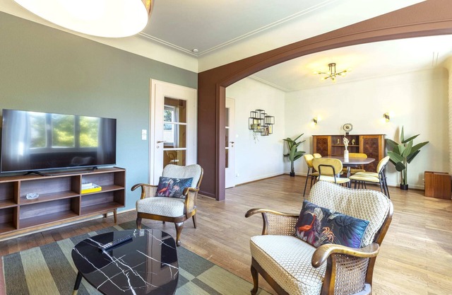 Stylish 2BR Apartment: Workspace, Balcony, Wi-Fi