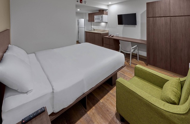 Suite 1 Queeb Bed with kitchenette