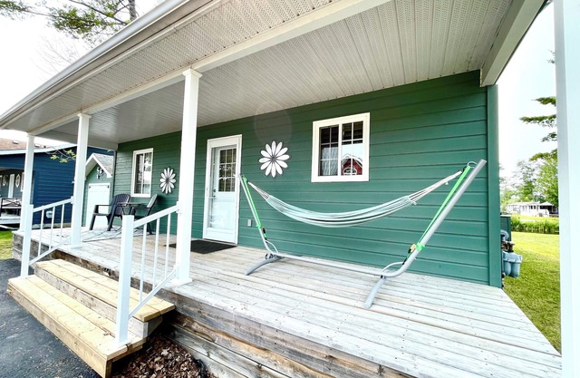 Superhost!- Cozy and quiet chalet retreat