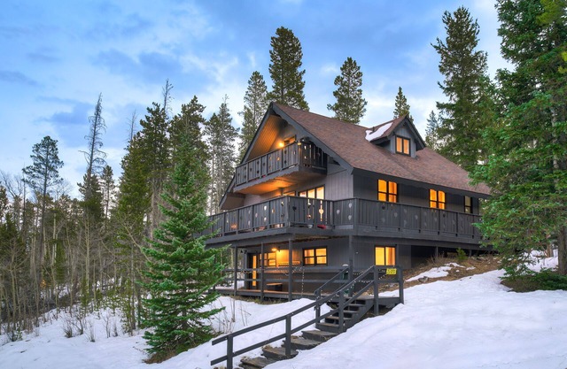 The Apres Chalet on Peak 7, Private Hot Tub, Views, Location!