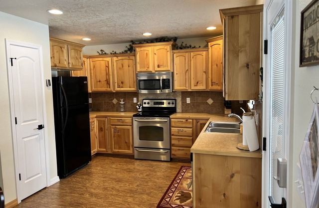 The Bears Den- A pet friendly, king bed cabin.