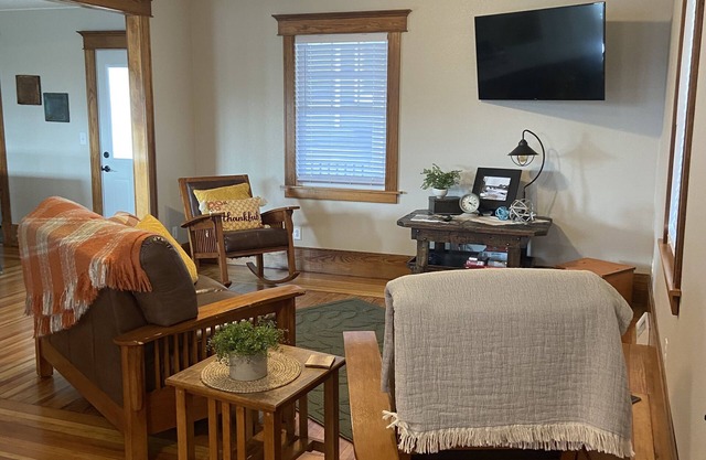 The Falls Inn-A renovated 2-story 3 bedroom house next to river in Cascade, IA