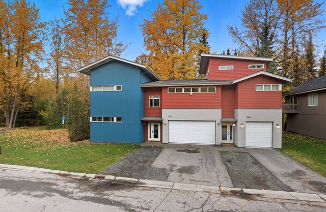 The Wildlife Gallery - Modern Creekfront Rental