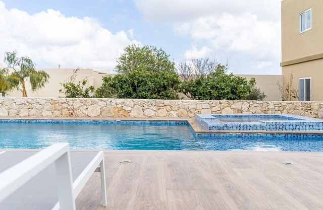 This villa is a 6 bedroom(s), 6 bathrooms, located in Ghajnsielem, Gozo.