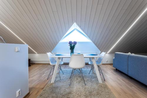 Tilava kattohuoneisto ydinkeskustassa, edullinen parkkipaikka autolle lähellä