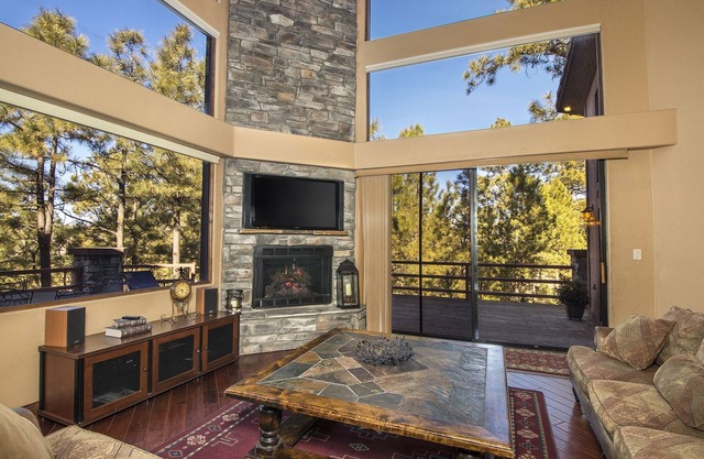 Timberloft Luxury Lodge, HOT TUB , GOLF COURSE views, secluded & private