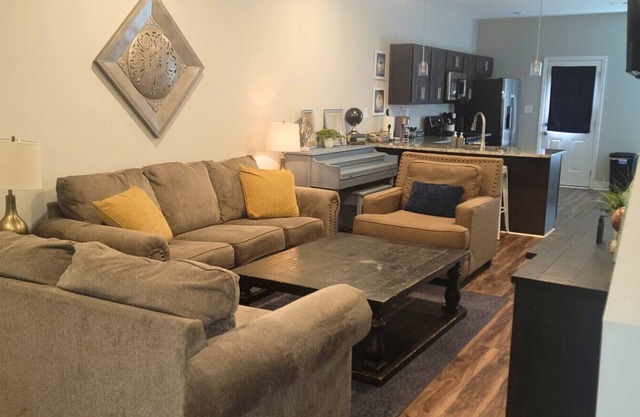 Timeless Escape – Modern Comfort Near Nashville Free Wi-Fi and Parking