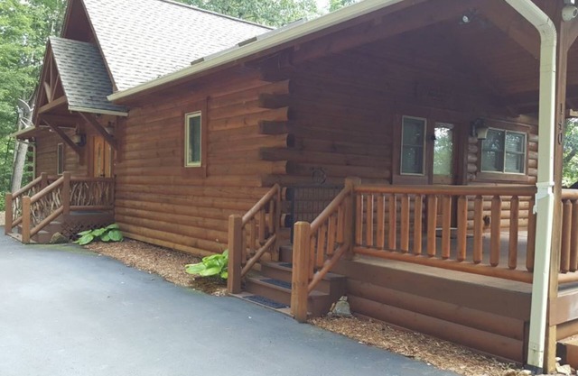 Trail Ridge View, gorgeous log home with Central Heat/AC, cable HD TV, WiFi, gas fireplace
