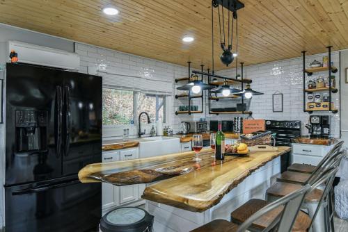 Tranquil Mountain Retreat With Hot Tub Pet Friendly