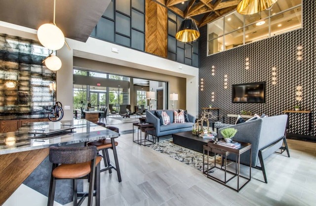 Trendy 1BR King Suite Close to Downtown w Fast Wifi