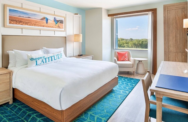 Tropical-Inspired Guest Suite With Stylish Swimming Pool Near Kansas Speedway