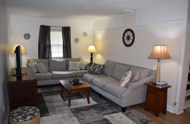 Tucker Ranch - Comfortable Home w/screened in porch. Pet Friendly.