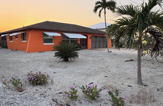 Turn Key Island Getaway. Pine Island. 3/2. Dock-BoatLift.nFish,Golf,Boating