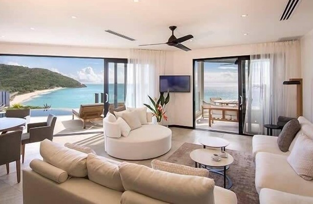 Two bedroom apartment overlooking Darkwood beach
