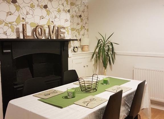 Tynant House- Modern 3 bed house- City centre and FREE parking