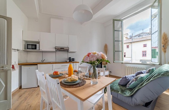 Un pied à terre avec terrasse à la Cathédrale - Une Nuit à Nîmes