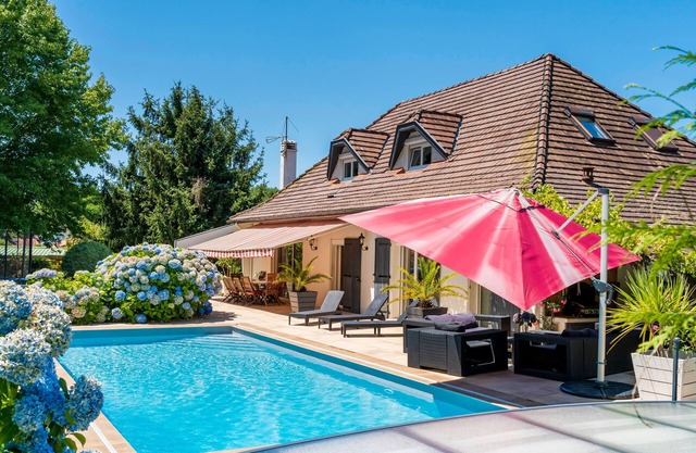 Villa 'Au Coeur Des Pins' with private pool, private garden and Wi-Fi