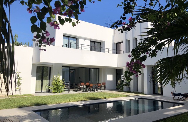 Villa Dar Henda contemporary villa of 350m2 with swimming pool La Soukra