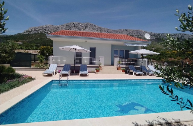 Villa Josipa- big private heated pool & BBQ &parking