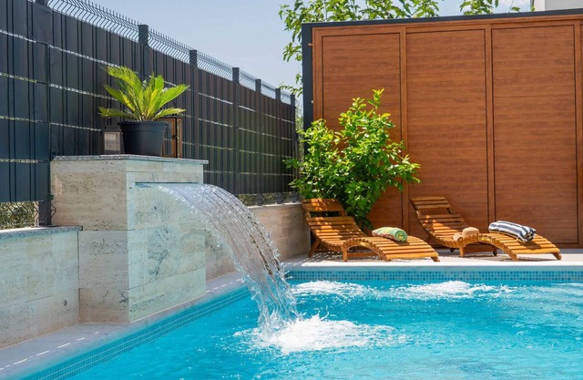 Villa Mima II:Holiday oasis with hydromassage pool