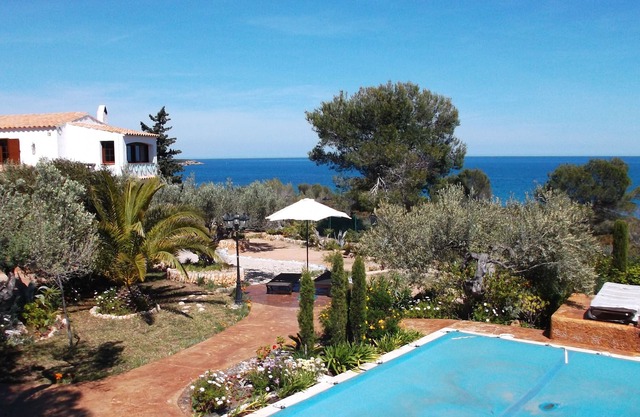 Villa on the sea (70 meters)Wifi, air.ac. Barb. Swimming pool and garden.