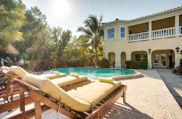 Villa Tipsy Gecko - Belize 5 Bedroom Beachfront Home with Private Pool and Chef