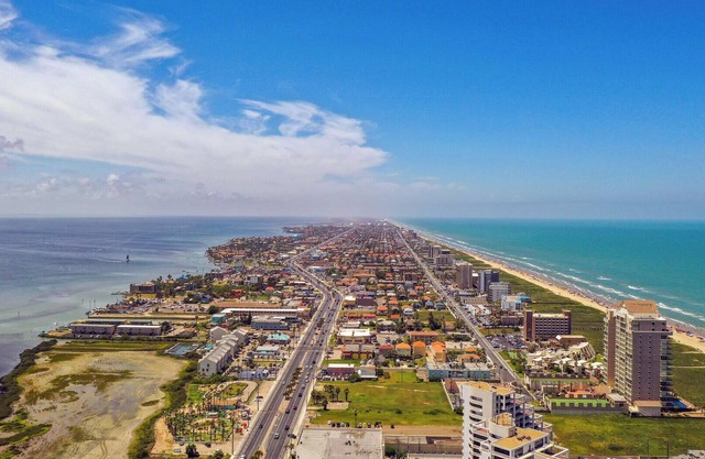 Walk to Beach From Beautiful one Bedroom Condo!