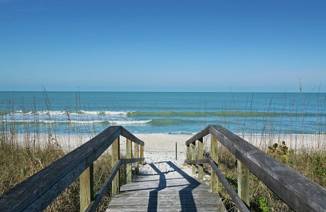 Walk to Vanderbilt Beach, Pet Friendly 3BR 2BA Penthouse, Immaculate Wi-FI.