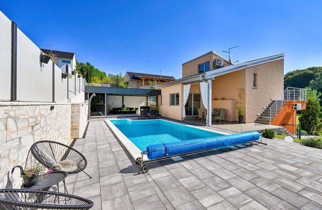 Welcome to this vacation home that leaves nothing to be desired for a vacation with friends or famil