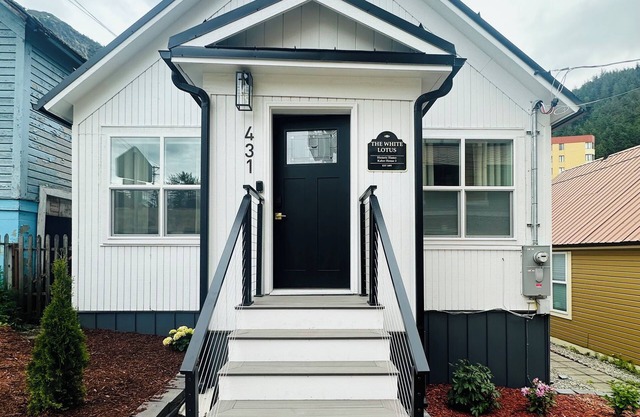 White LotusnnHistoric home minutes from all the main attractions!